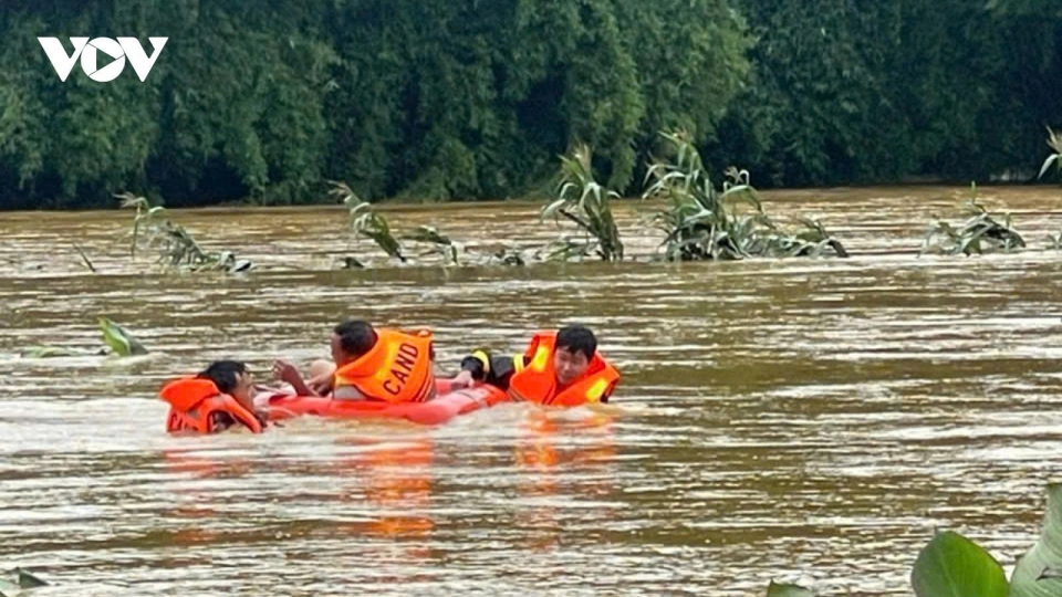 Torrential rain lashes north, heatwave bakes central region